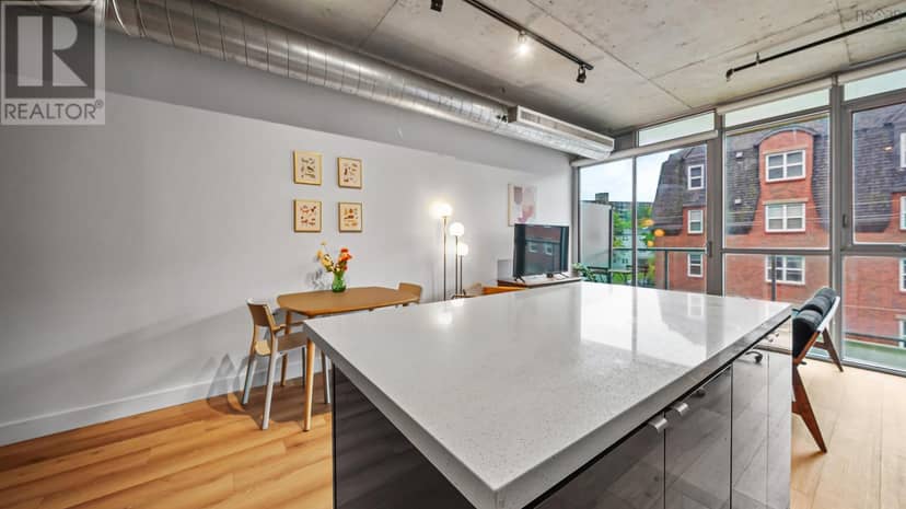 423 1065 Barrington Street — photo 13 of 24