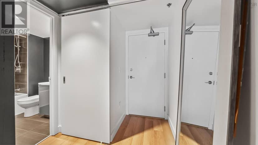 423 1065 Barrington Street — photo 2 of 24