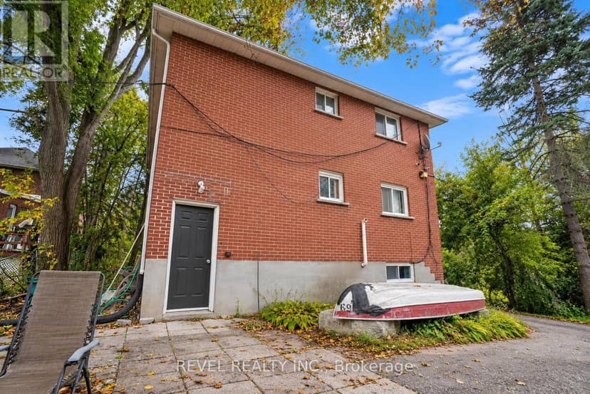138 Innisfil Street — photo 3 of 12