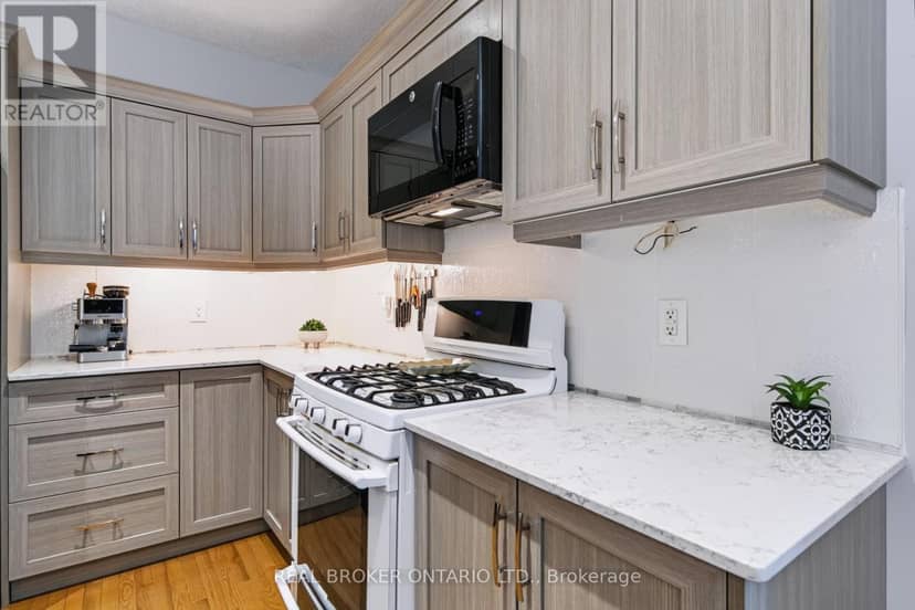 22 - 244 Dundas Street W — photo 11 of 35