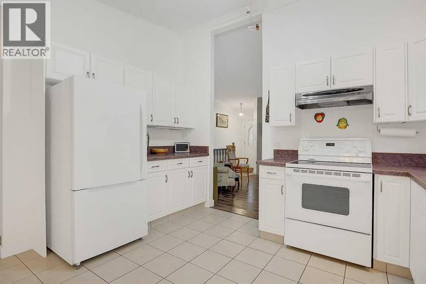 8935 105 Avenue — photo 10 of 30