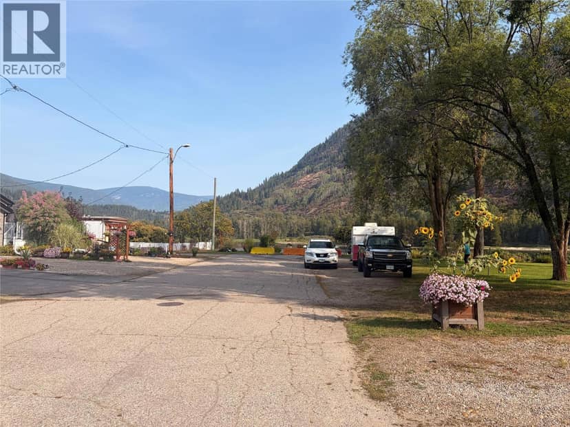 217 3RD Avenue, Castlegar, photo 3