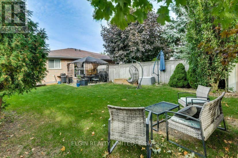 27 Carrie Crescent — photo 33 of 35