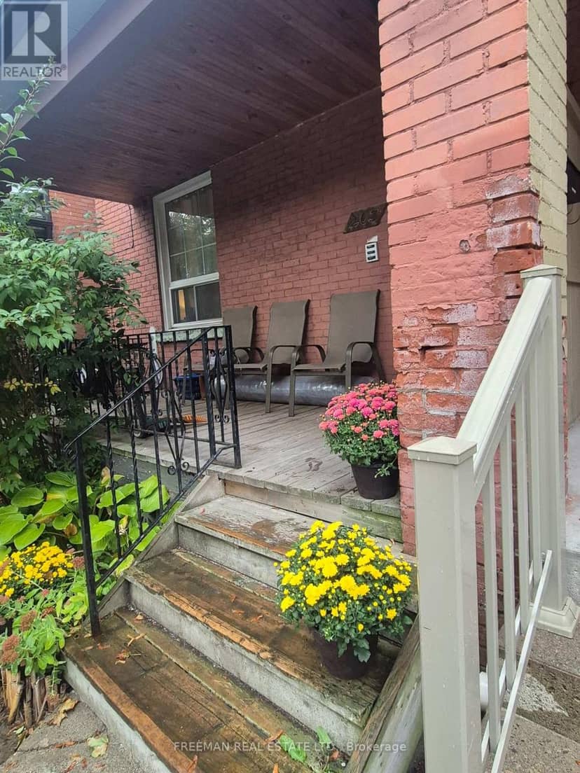203 Fairview Avenue, Toronto, photo 2