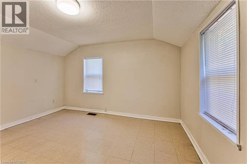 217 LANCASTER Street E — photo 13 of 37