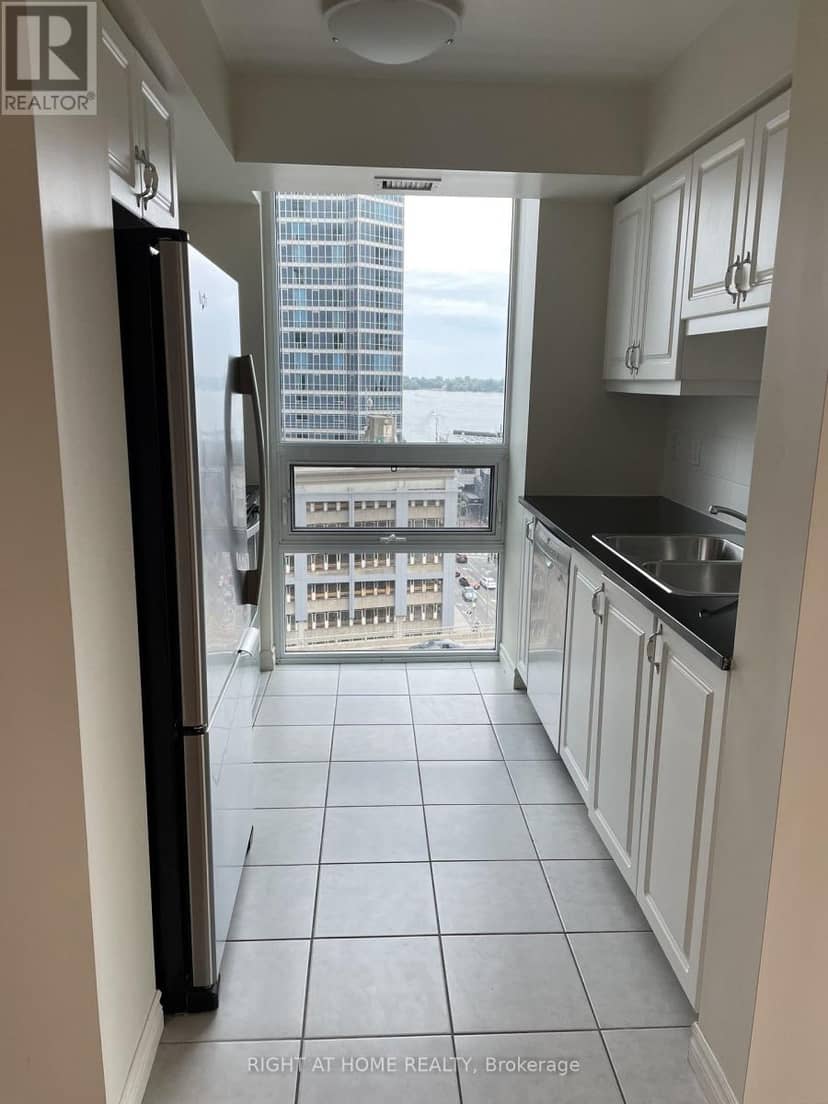 1208 - 25 Lower Simcoe Street — photo 16 of 32
