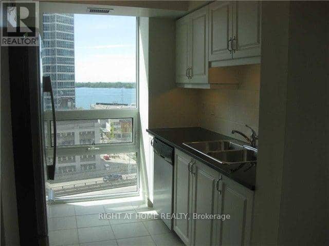 1208 - 25 Lower Simcoe Street — photo 17 of 32