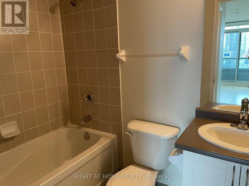 1208 - 25 Lower Simcoe Street — photo 20 of 32