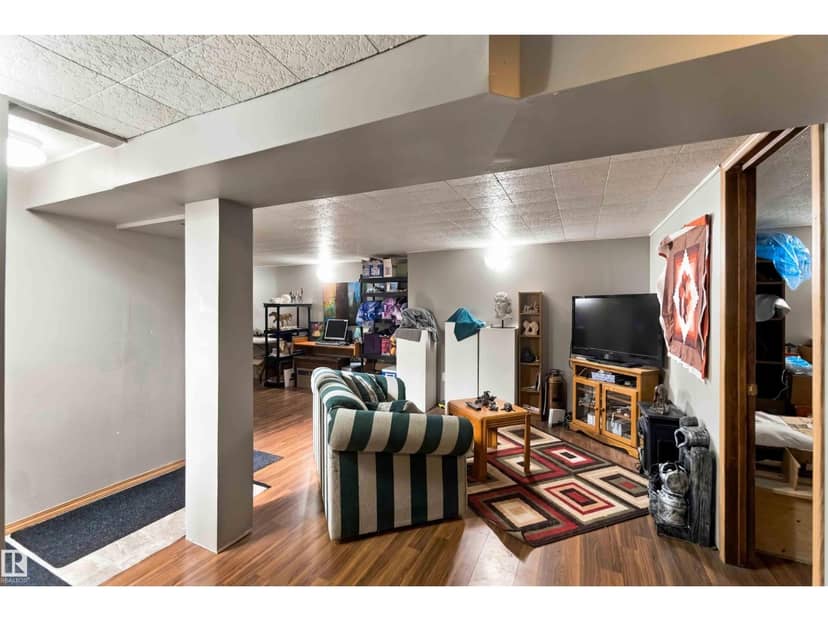 5803 52 AV — photo 36 of 40