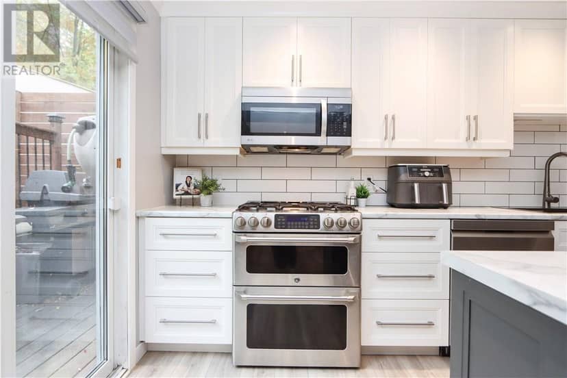 774 Lonsdale Avenue — photo 7 of 40