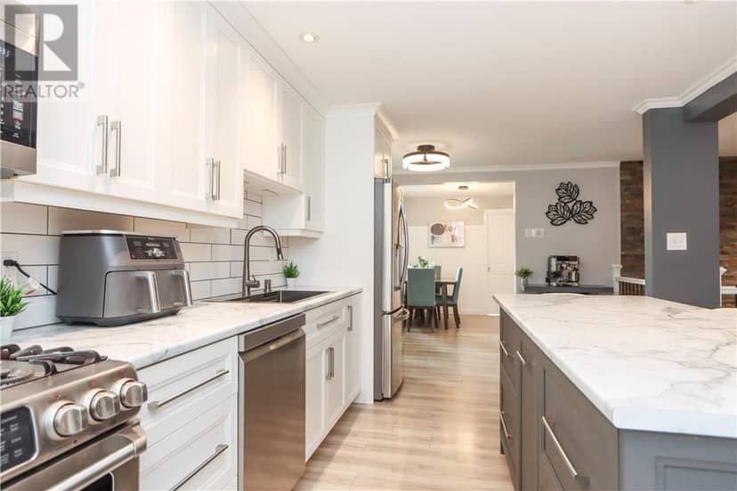 774 Lonsdale Avenue — photo 8 of 40