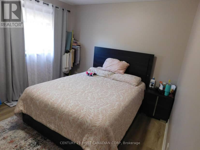 116 - 70 Fiddlers Green Road — photo 10 of 20
