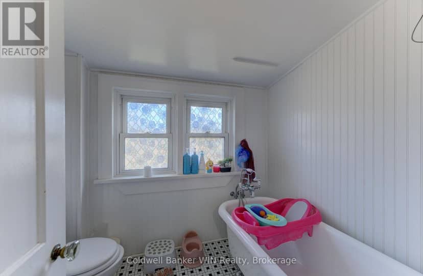 160 Queen Street E — photo 17 of 26