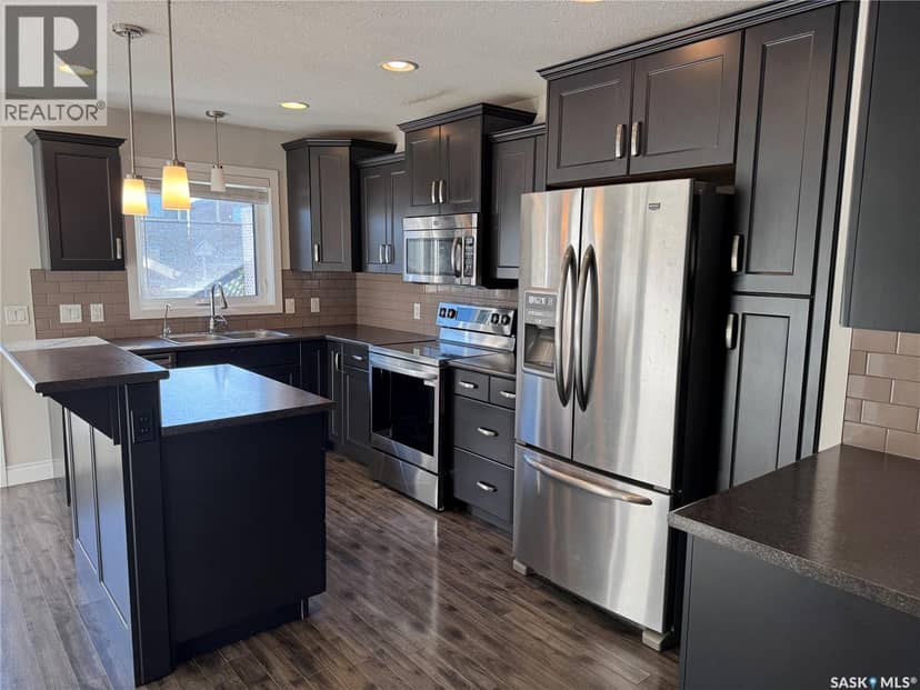 416 Redwood CRESCENT — photo 10 of 40
