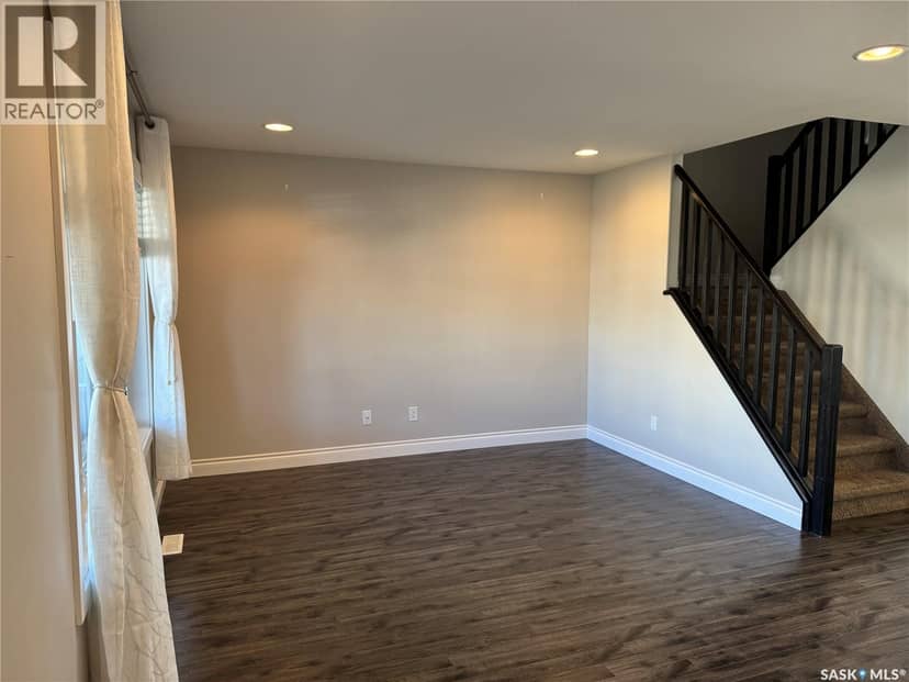 416 Redwood CRESCENT — photo 7 of 40