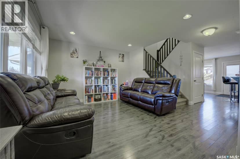 416 Redwood CRESCENT — photo 8 of 40