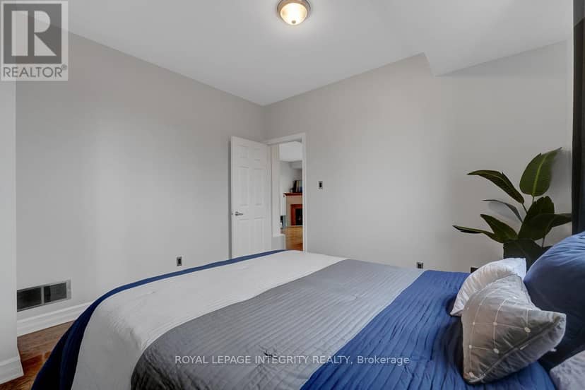 402 - 711 Churchill Avenue N — photo 18 of 23