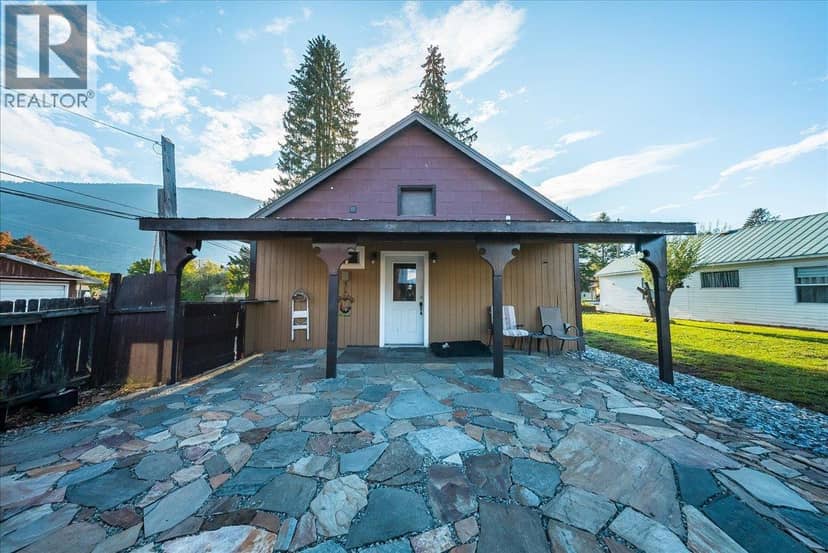 514 Davies Avenue, Salmo