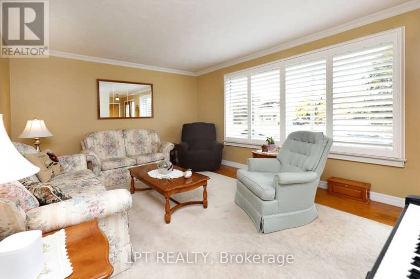 37 McGilvray Crescent W — photo 7 of 39
