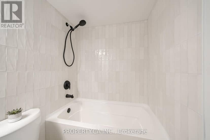 1201 - 830 Lawrence Avenue — photo 16 of 40
