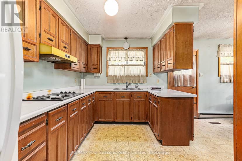 828 Oxbow Park Drive — photo 8 of 37
