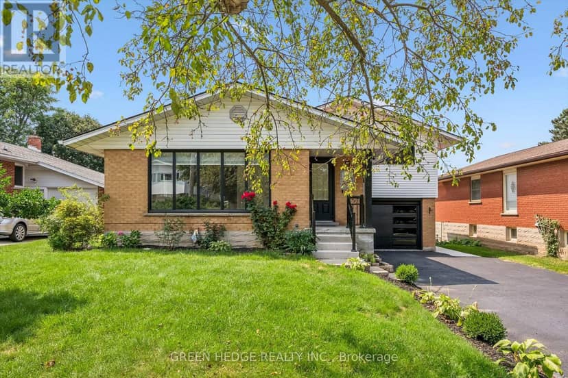 385 Village Crescent — photo 3 of 40