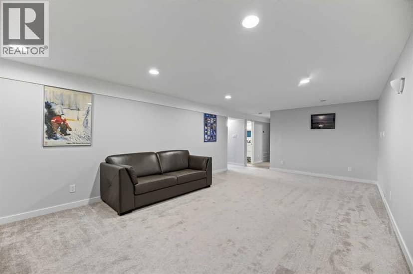 8035 Huntwick Crescent NE — photo 18 of 32
