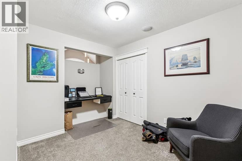 5815 Dalhousie Drive NW — photo 19 of 37