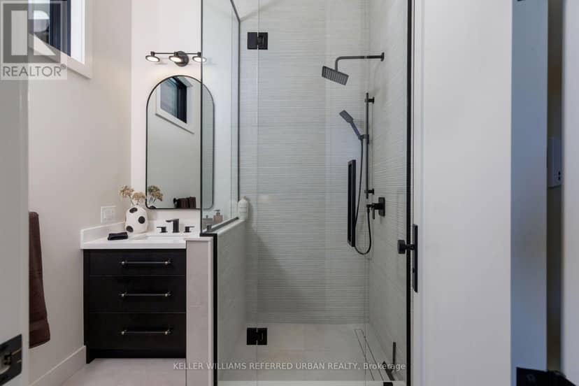 15600 Dufferin Street — photo 35 of 40