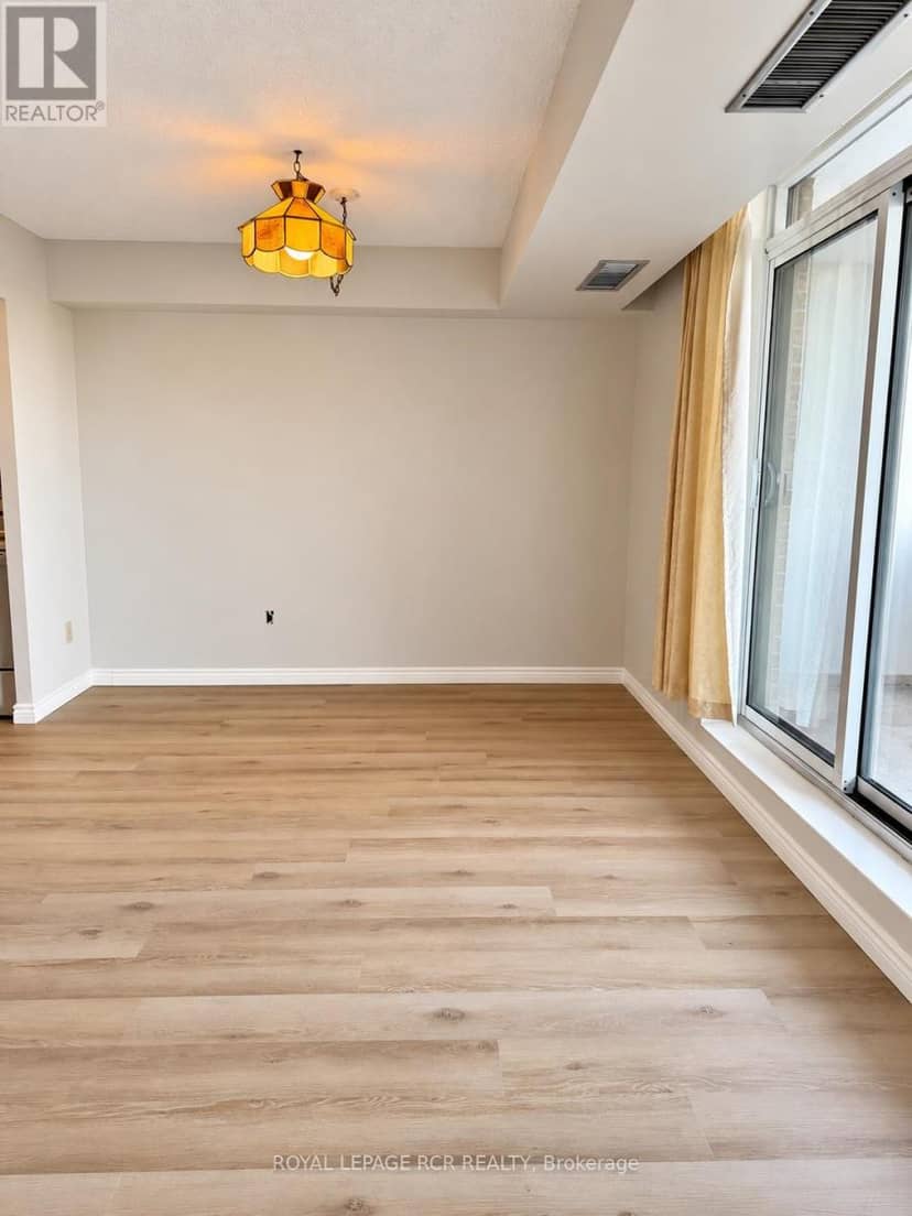 300 - 8 Fead Street — photo 10 of 40