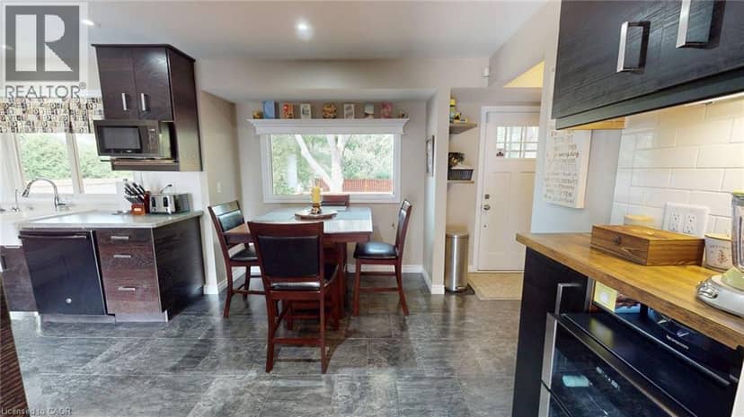 7 CAMBRIDGE Drive — photo 9 of 37