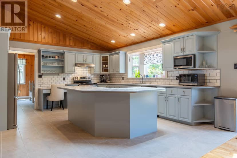 31 Maple Drive — photo 14 of 40