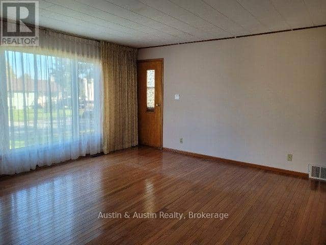 66 Ross Street, Dryden, photo 4