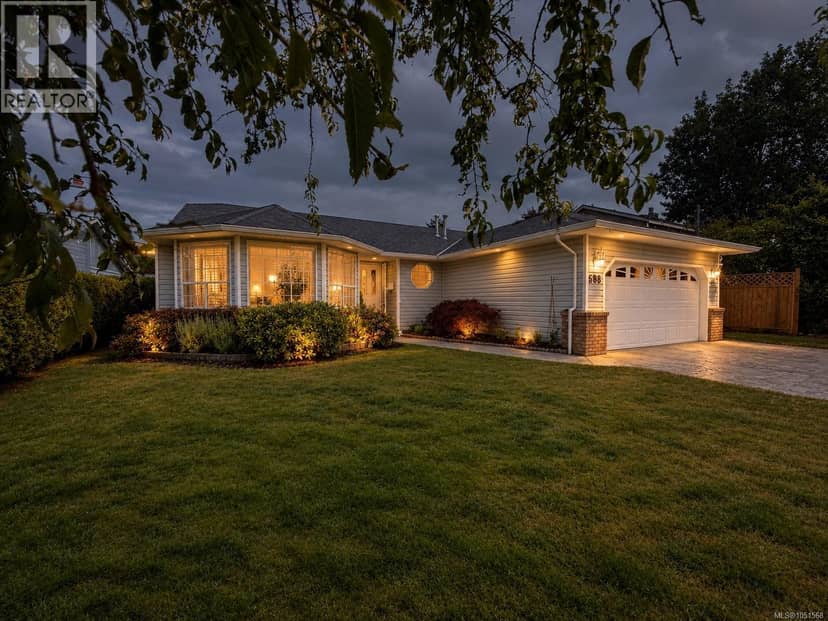 688 Albatross Cres — photo 1 of 40