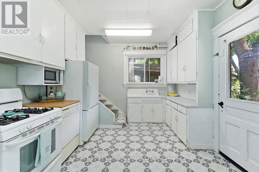 17 Elizabeth Street E — photo 13 of 35