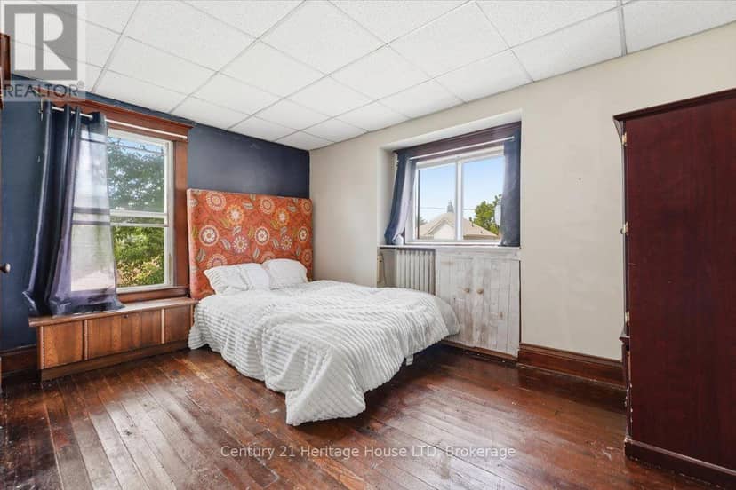 17 Elizabeth Street E — photo 18 of 35