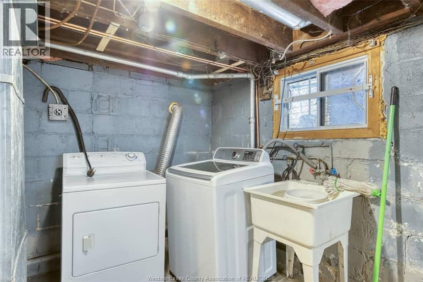 1422 WYANDOTTE STREET West — photo 31 of 36