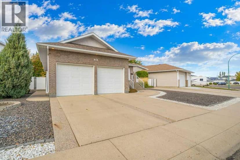 846 Spruce Way SE, Medicine Hat, photo 3