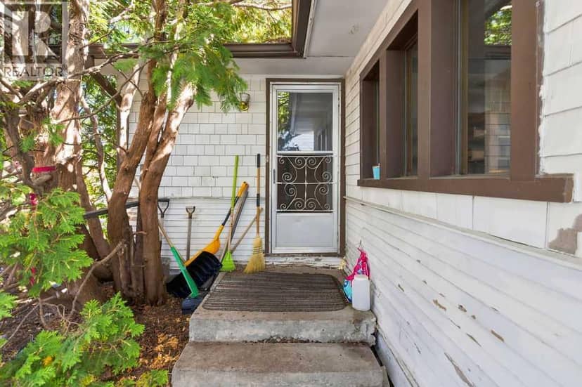 411 37 Avenue NW — photo 9 of 19