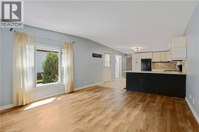120 MAPLE Crescent — photo 14 of 39