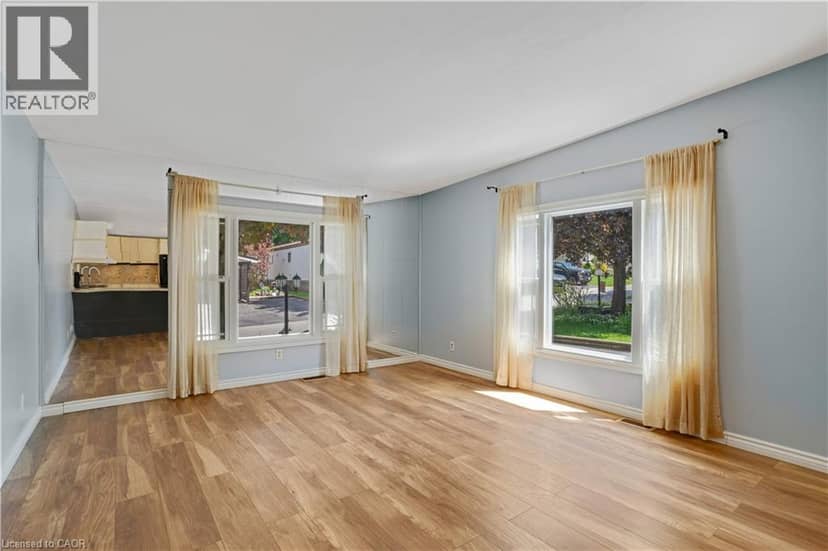 120 MAPLE Crescent — photo 13 of 39