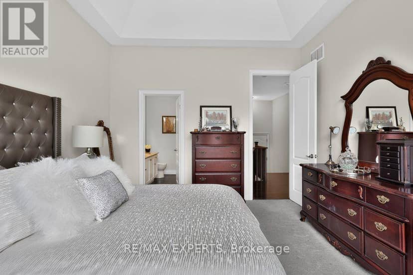 15 - 19 Westmount Drive — photo 21 of 35
