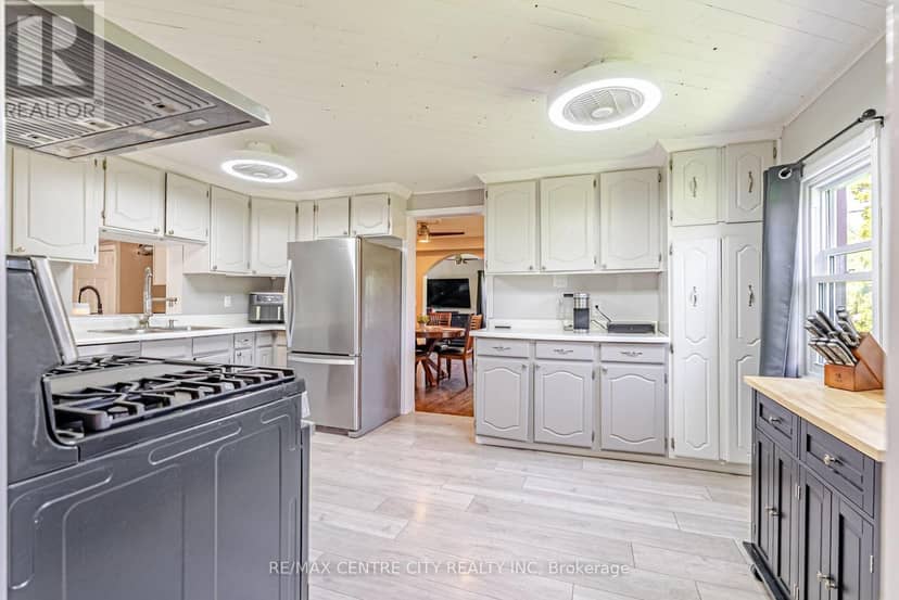 11812 Superior Street — photo 11 of 40