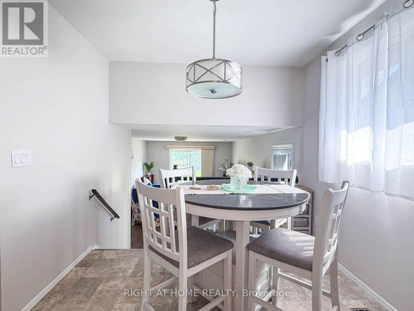 2623 Kaymar Crescent — photo 4 of 26