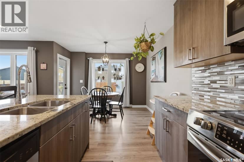 145 Cowan CRESCENT — photo 12 of 40