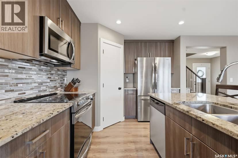 145 Cowan CRESCENT — photo 14 of 40