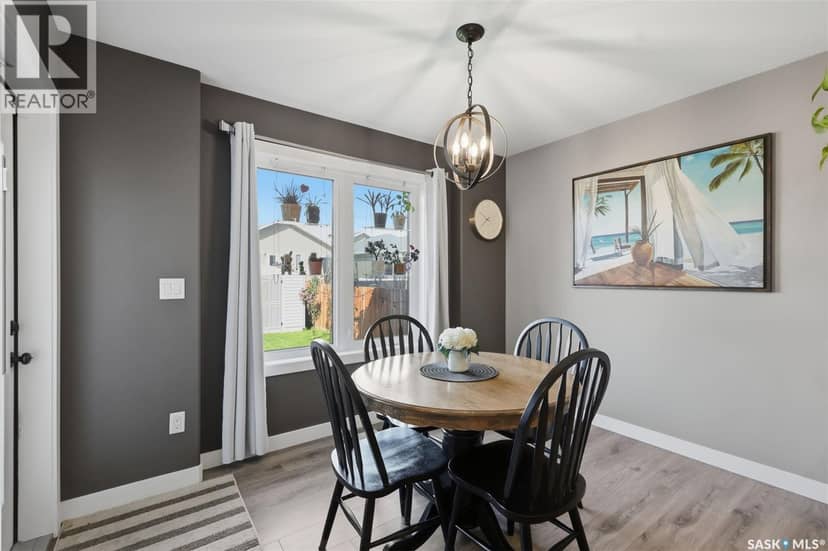 145 Cowan CRESCENT — photo 9 of 40