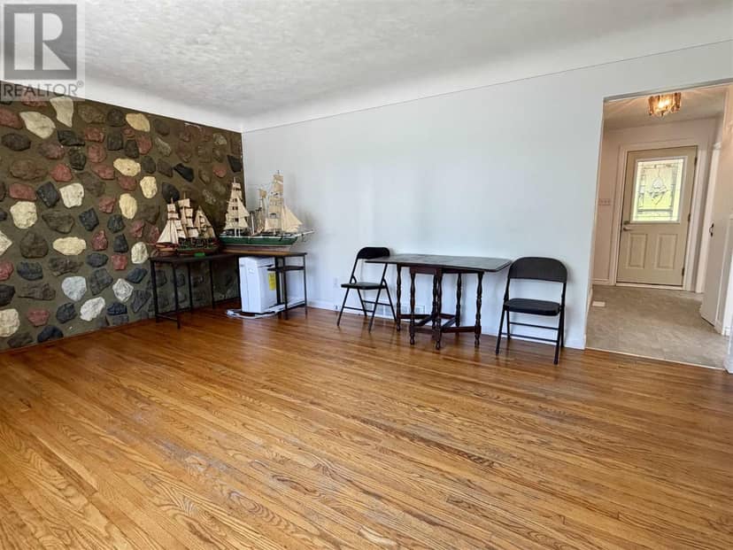 135 Dieppe AVE — photo 7 of 33