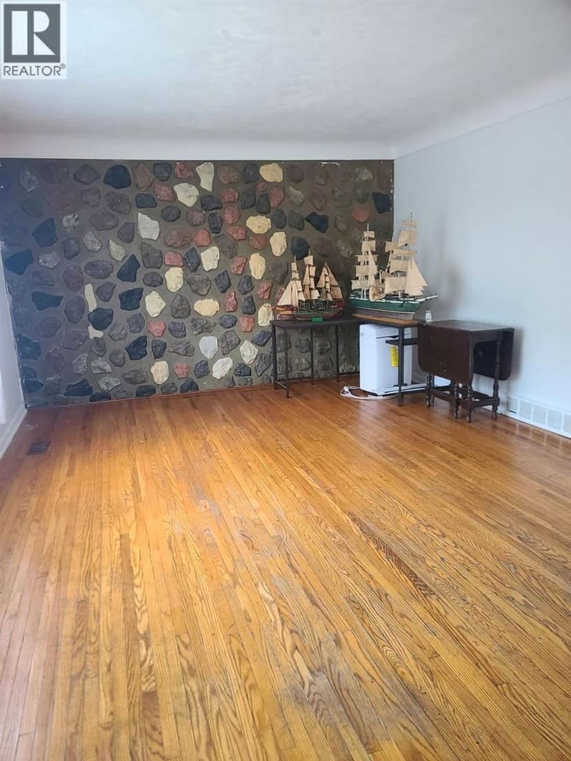 135 Dieppe AVE — photo 9 of 33