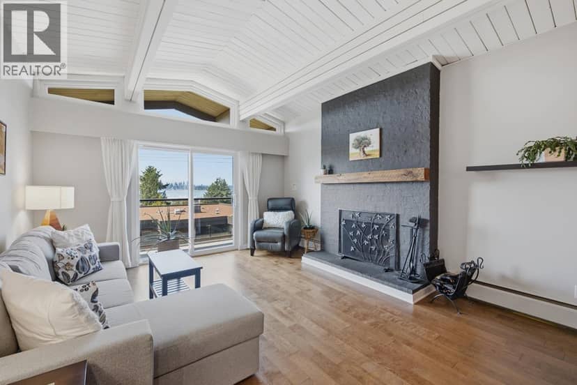 304 325 W 3RD STREET, North Vancouver